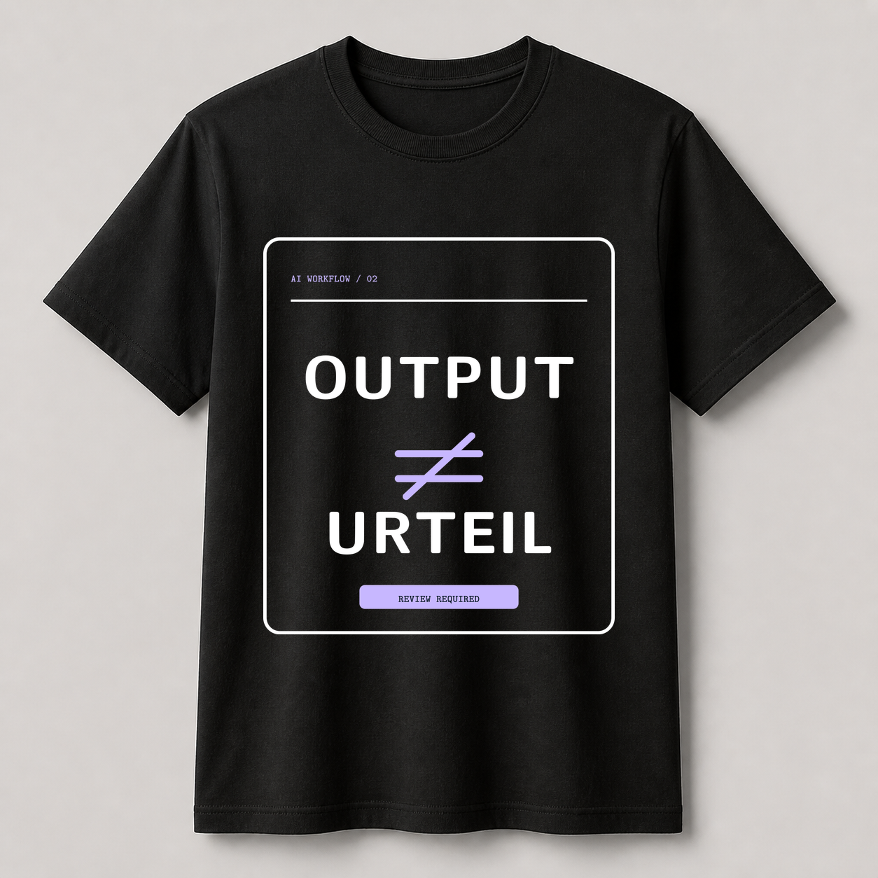 Schwarzes Bio-T-Shirt mit dem Motiv OUTPUT ≠ URTEIL.
