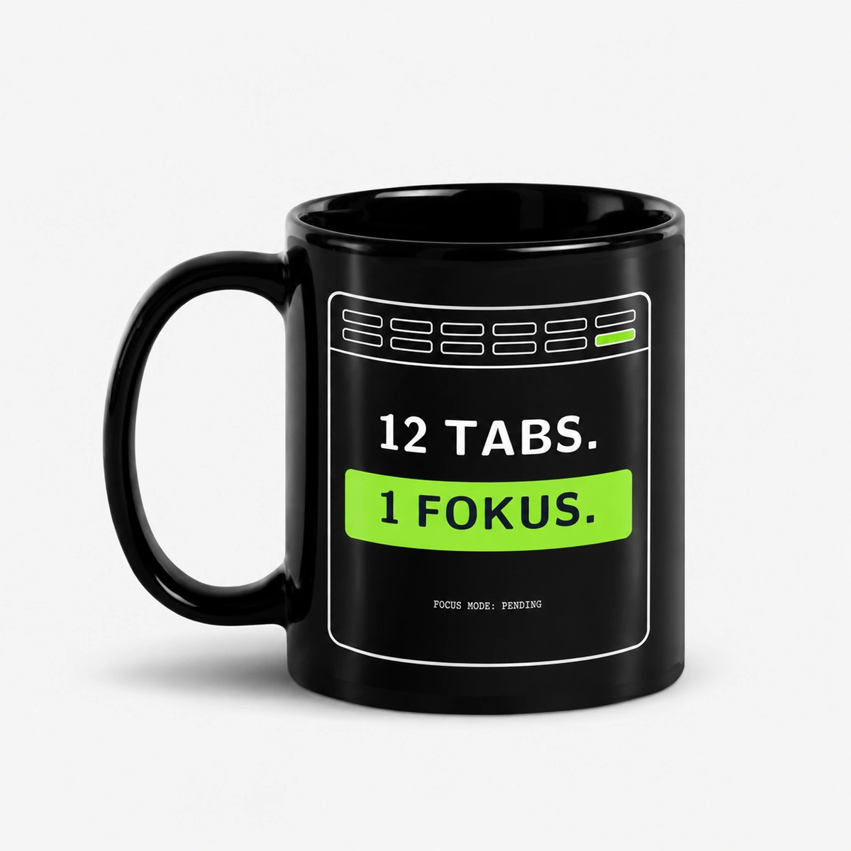 12 Tabs. 1 Fokus. – schwarze Tasse – Office-Layout auf schwarzer Tasse