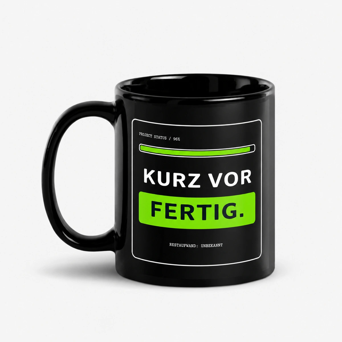 Kurz vor fertig – schwarze Tasse – Office-Layout auf schwarzer Tasse