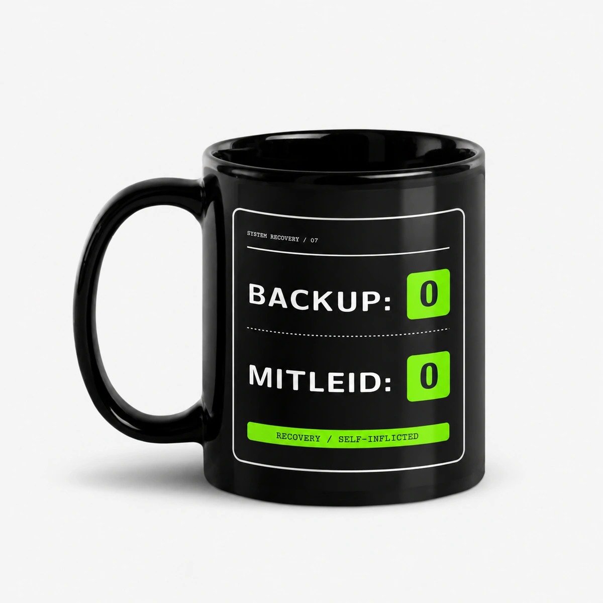 Backup: 0. Mitleid: 0. – schwarze Tasse – Office-Layout auf schwarzer Tasse