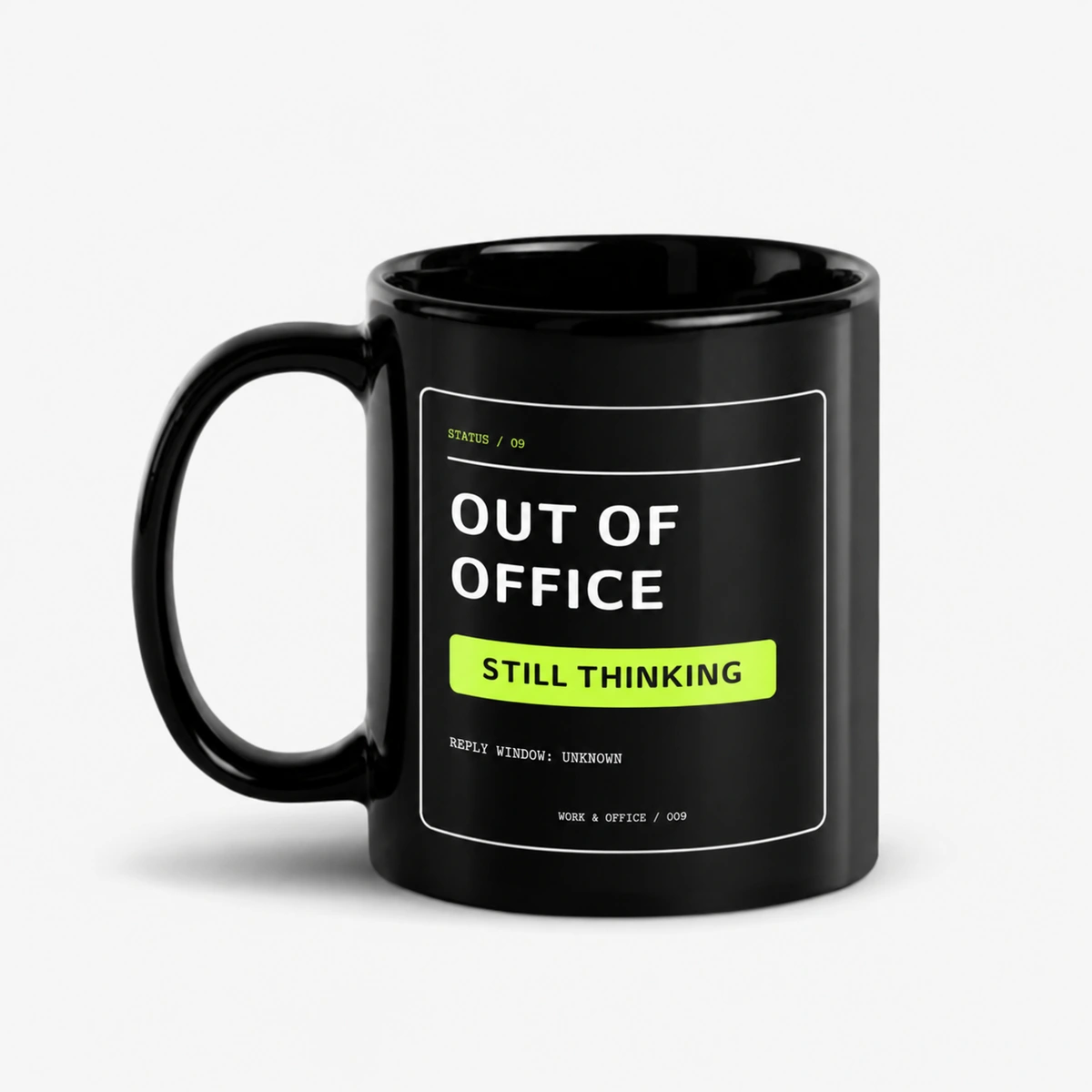 Out of Office / Still Thinking – schwarze Tasse – Office-Layout auf schwarzer Tasse